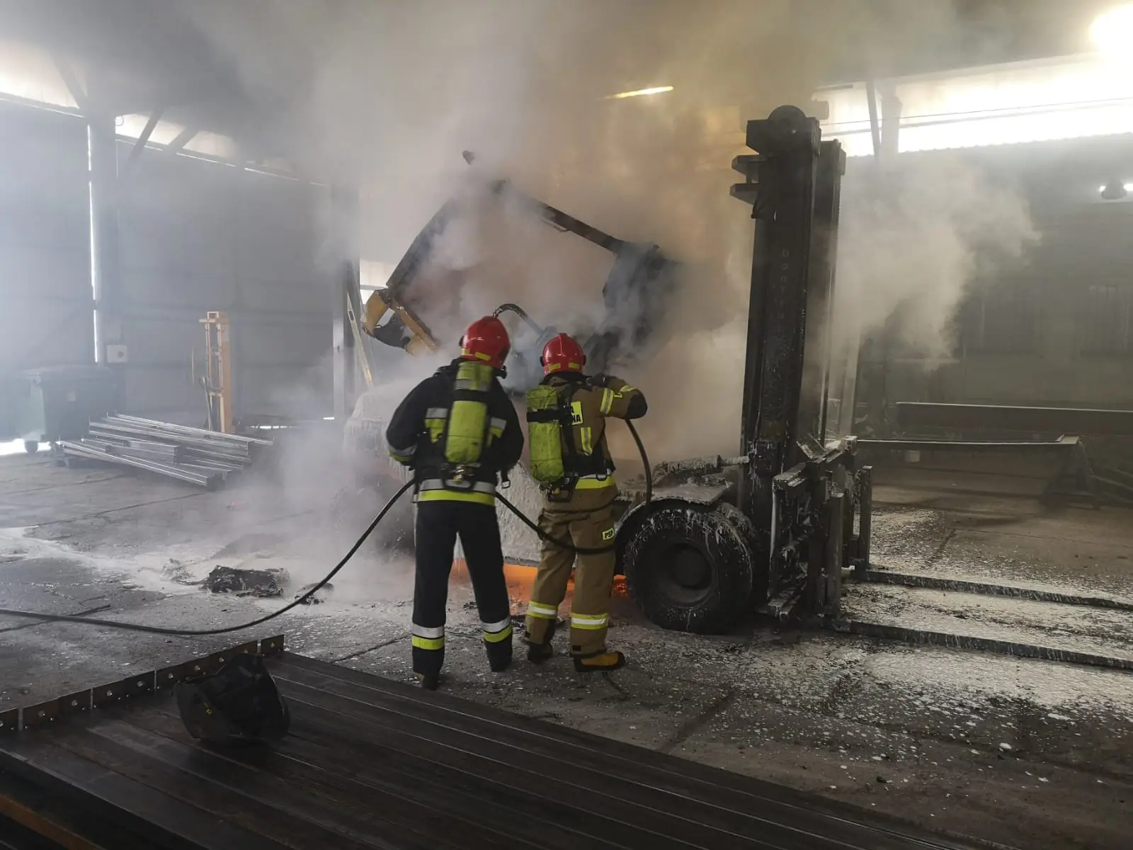 Nowy Sącz: Pożar w hali przy ul. Węgierskiej. Zapalił się wózek widłowy