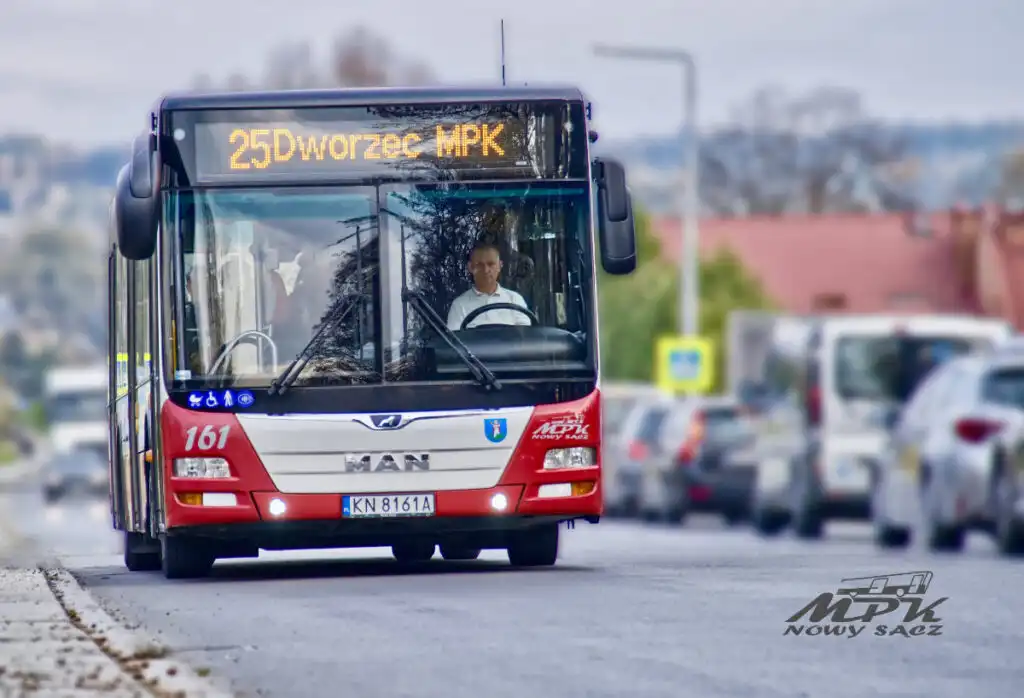 Wszystkich Świętych w Nowym Sączu. Sprawdź przystanki i linie autobusowe