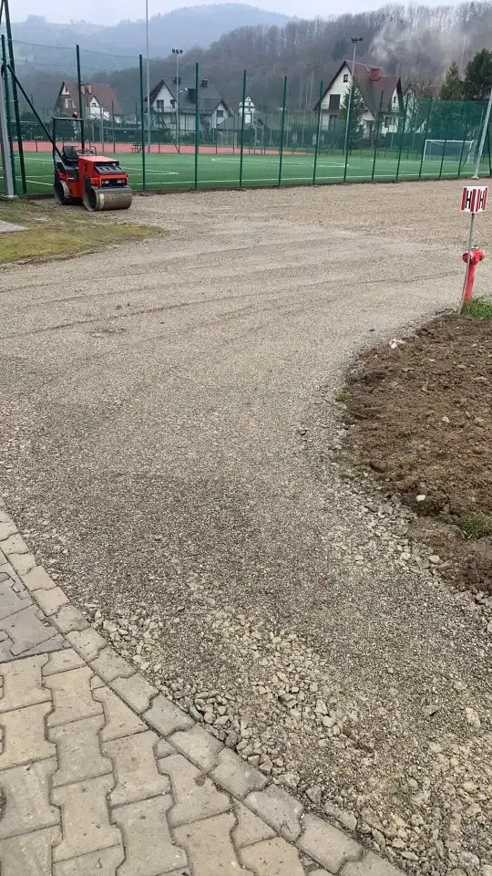 Nowy parking przy Hali Sportowej w Laskowej. Wygodniej i bezpieczniej dla rodziców i dzieci