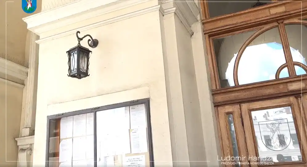 Rozpoczyna się remont elewacji przy wejściu do sądeckiego Ratusza