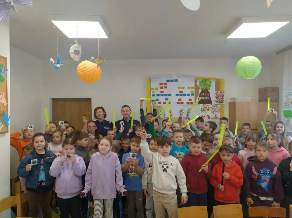 Odblaski i ważne rozmowy. Policjanci odwiedzili uczniów w Zbludzy