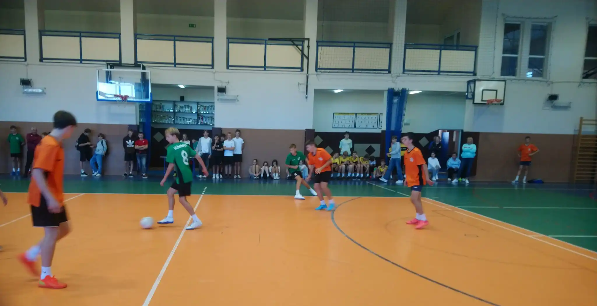 Mistrzostwa Gminy Chełmiec w halowej piłce nożnej. Emocje i triumfy na sportowej arenie w Świniarsku