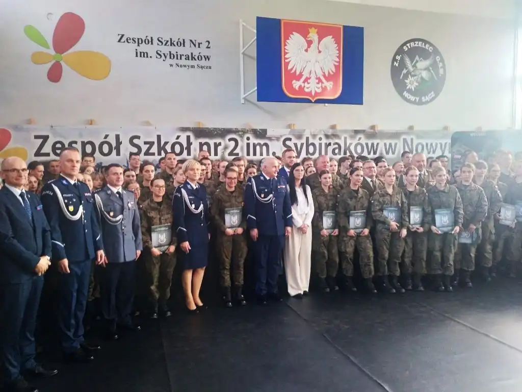 Certyfikaty i słowa uznania dla absolwentów klasy policyjnej w Nowym Sączu