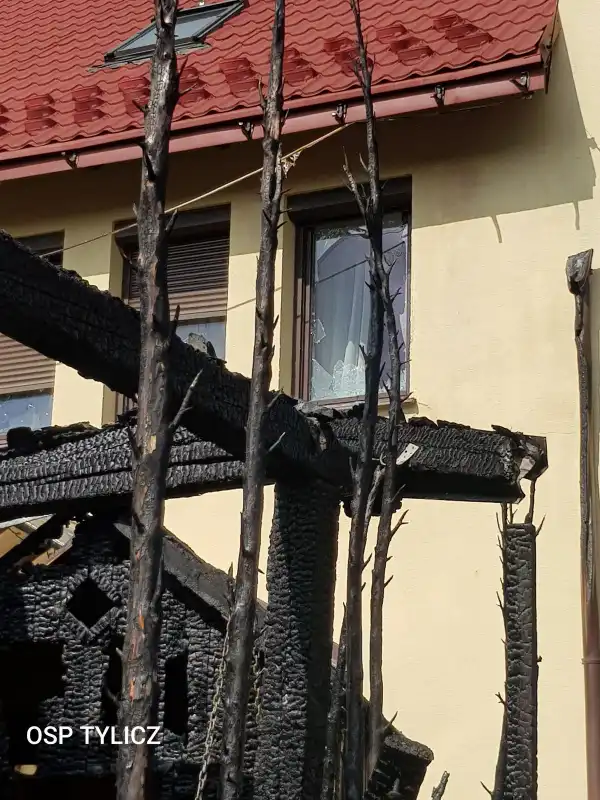 Pożar altany w Tyliczu. Zagrożony rozprzestrzenieniem ognia był dom