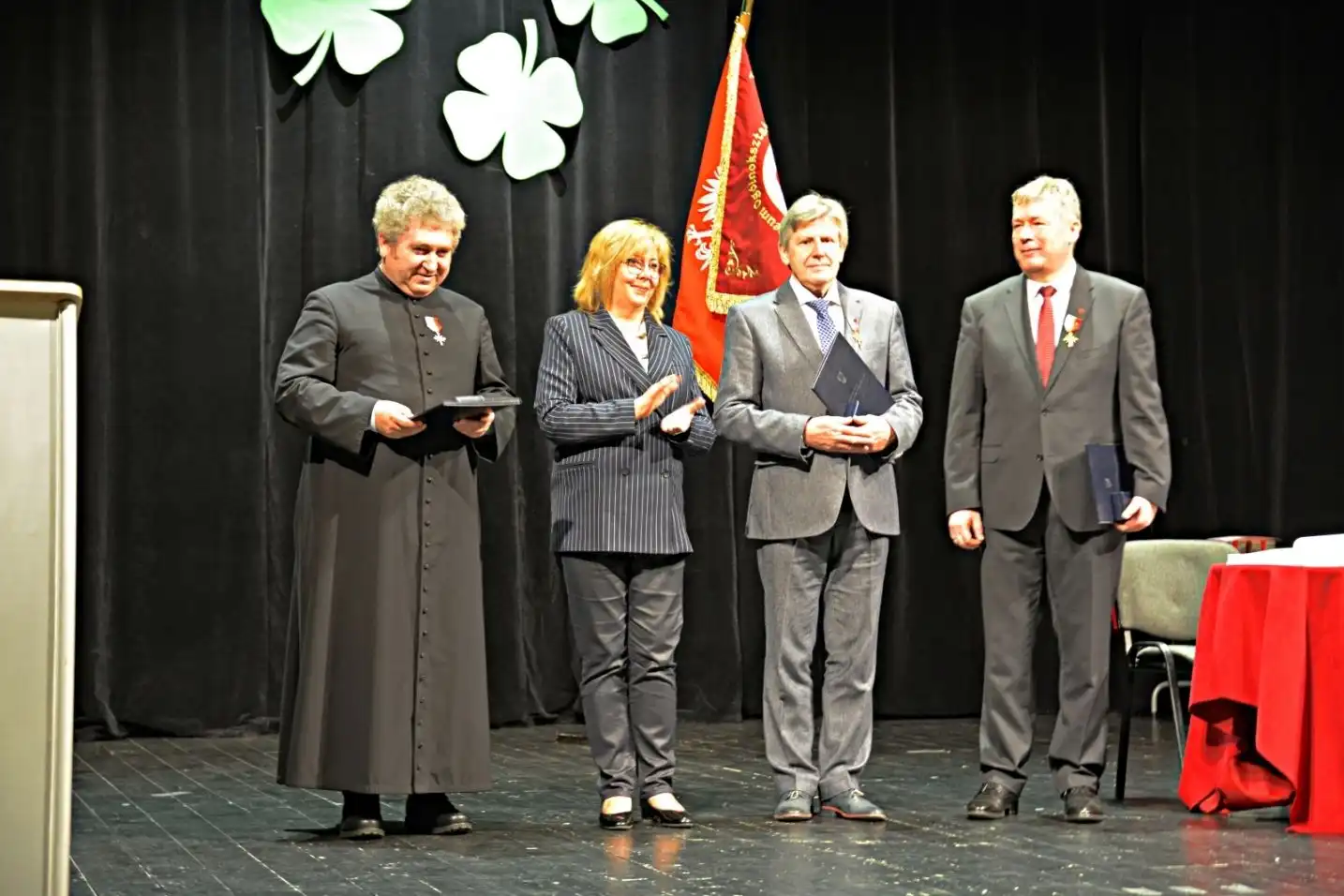 Angażują się w działania na rzecz społeczności lokalnej wzbogacając dorobek regionu. Trzej pedagodzy nagrodzeni Złotymi Krzyżami Małopolski