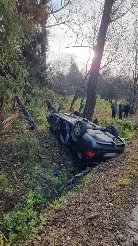 Wypadek w Łazach Biegonickich. Strażacy ewakuowali z pojazdu nieprzytomnego mężczyznę