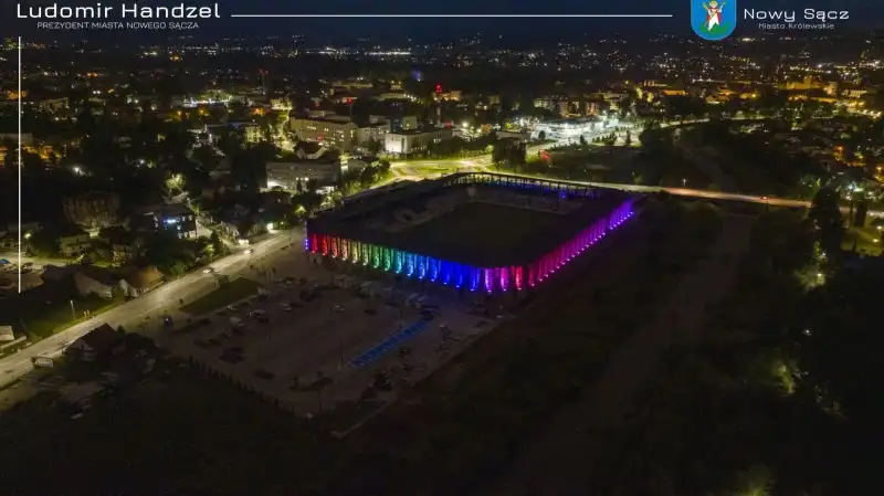 Ostatnia prosta przed premierą stadionu. Pierwsze światła już zapalone