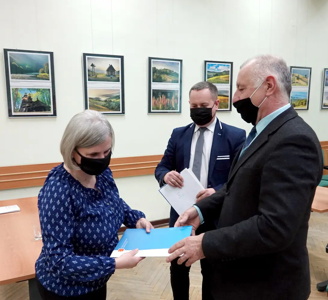 Nowy Sącz: W Starostwie podpisano umowy na prowadzenie Szkółek ginących zawodów w 2021 roku