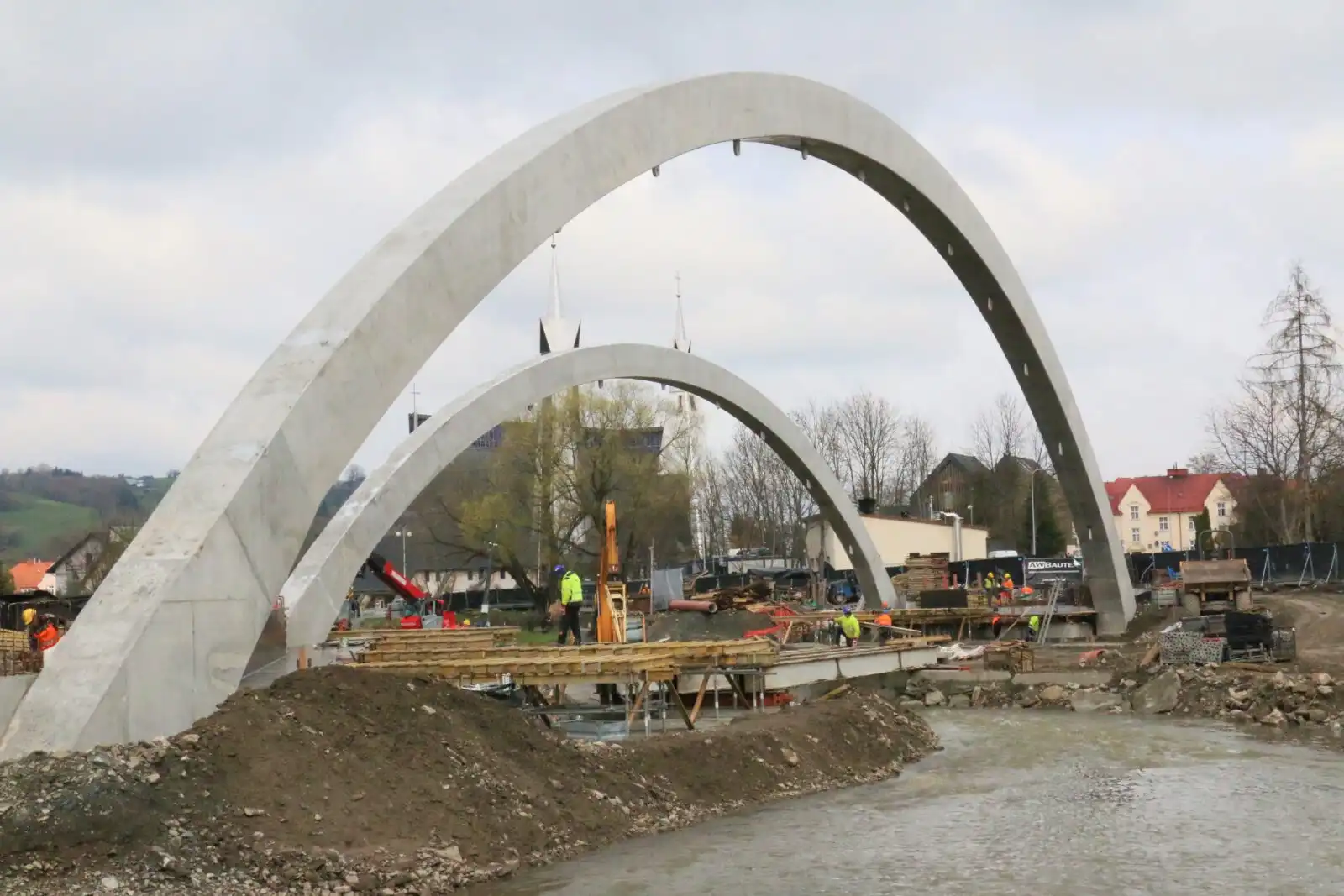 Limanowa: Trwają prace przy budowie mostu w ciągu ulicy Lipowej