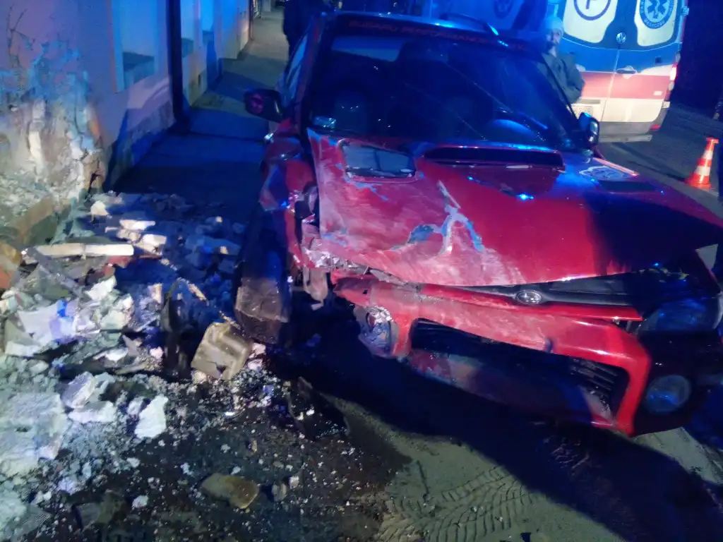 Wypadek w Starym Sączu. Samochód uderzył w ścianę budynku