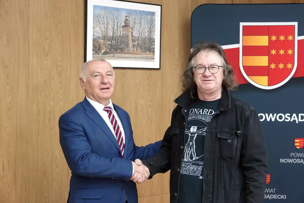 Galeria obrazów w sali obrad Starostwa Powiatowego