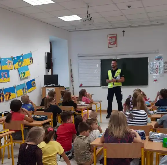 W ramach akcji „Bezpieczna droga do szkoły” sądeccy policjanci przypominają najmłodszym podstawowe zasady bezpieczeństwa