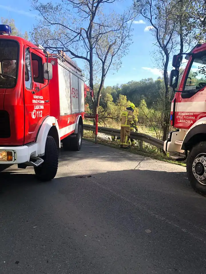 Krosna: samochód wypadł z drogi i stoczył się do koryta rzeki