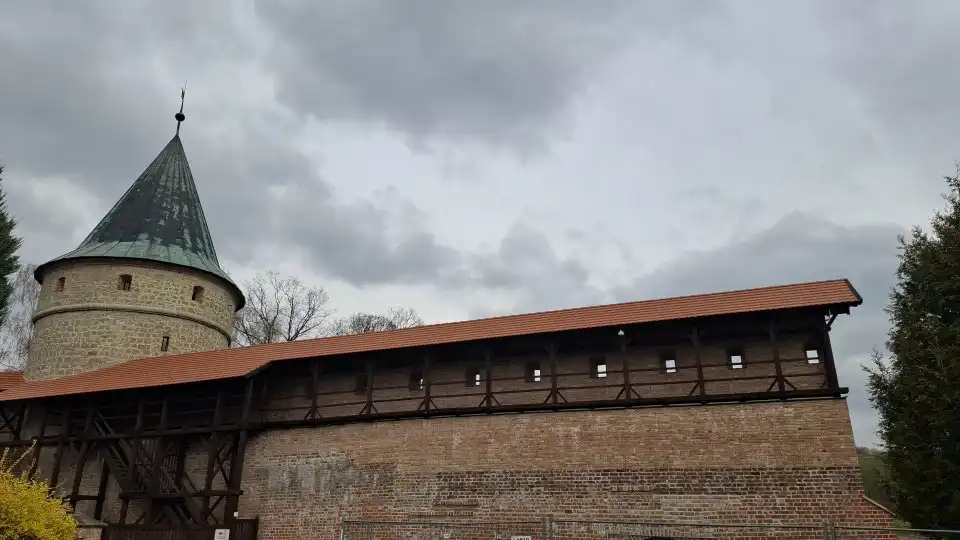 Mury obronne przy Placu Kromera odzyskują dawny blask