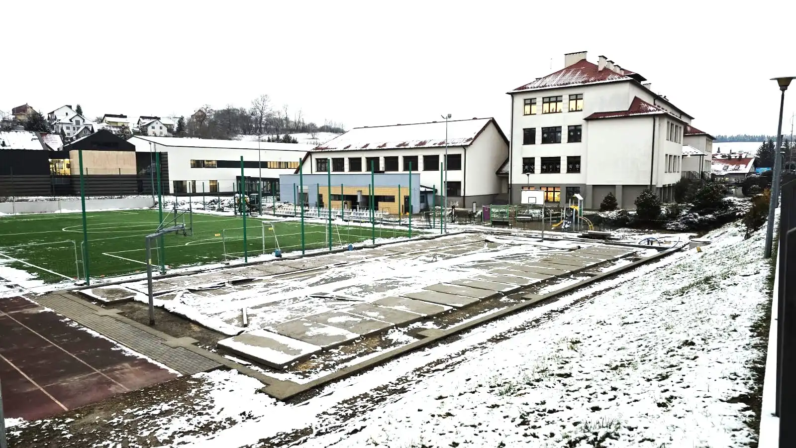 Zadaszenie boiska w Korzennej blisko ukończenia