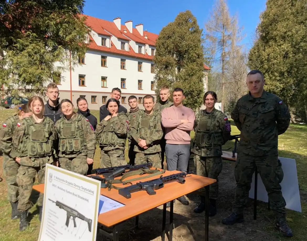 Uczniowie ZS w Marcinkowicach uczestniczyli w zajęciach szkoleniowych z żołnierzami 11 MBOT z Krakowa