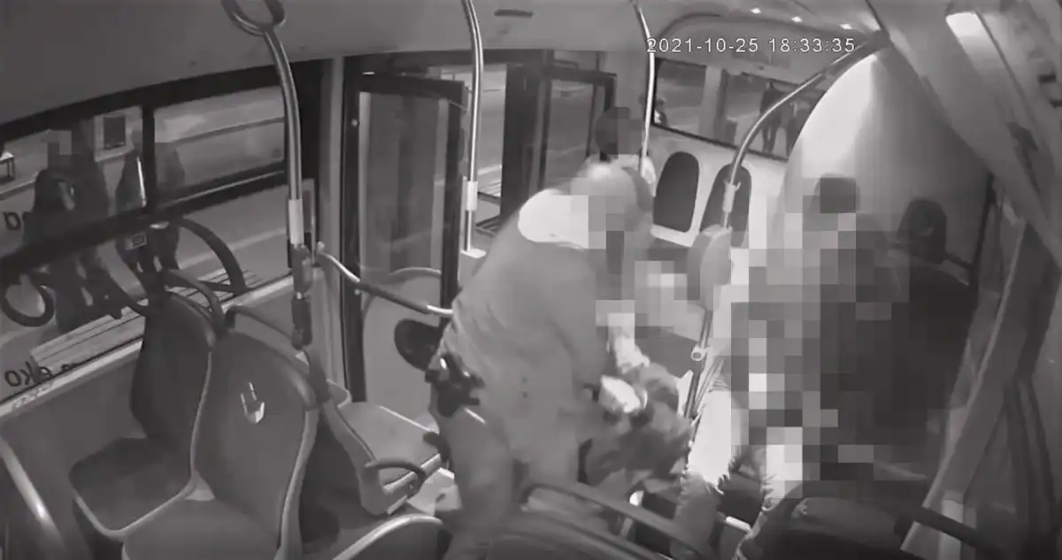 Nowy Sącz: Napadł na sklep i groził ekspedientce rozbitą butelką. Sprawca rozboju zatrzymany w miejskim autobusie