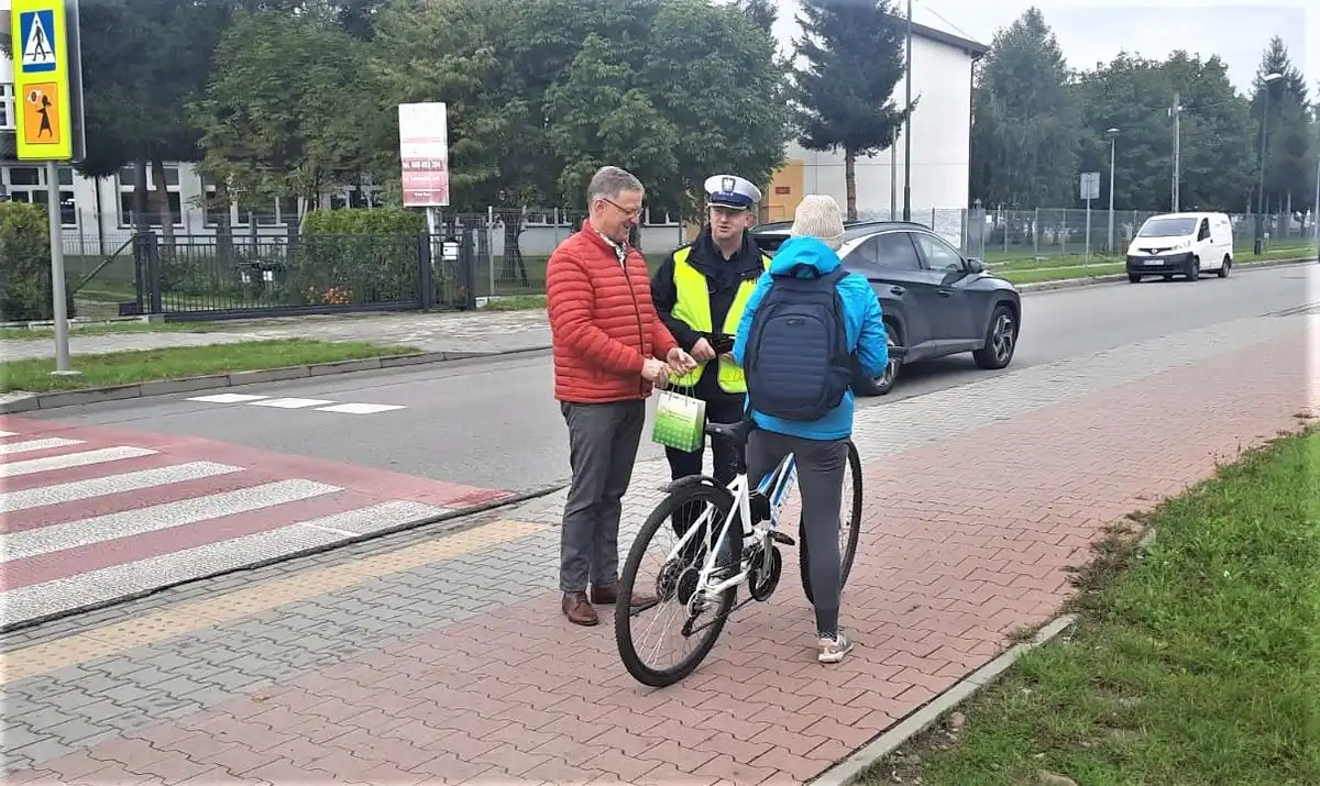 ROADPOL Safety Days z sądecką drogówką. Był symulator dachowania i alkogogle