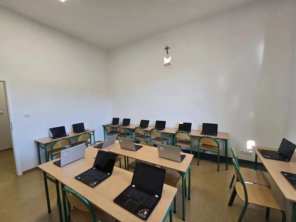 Więcej przestrzeni, lepsze warunki. Modernizacja w SP w Stroniu