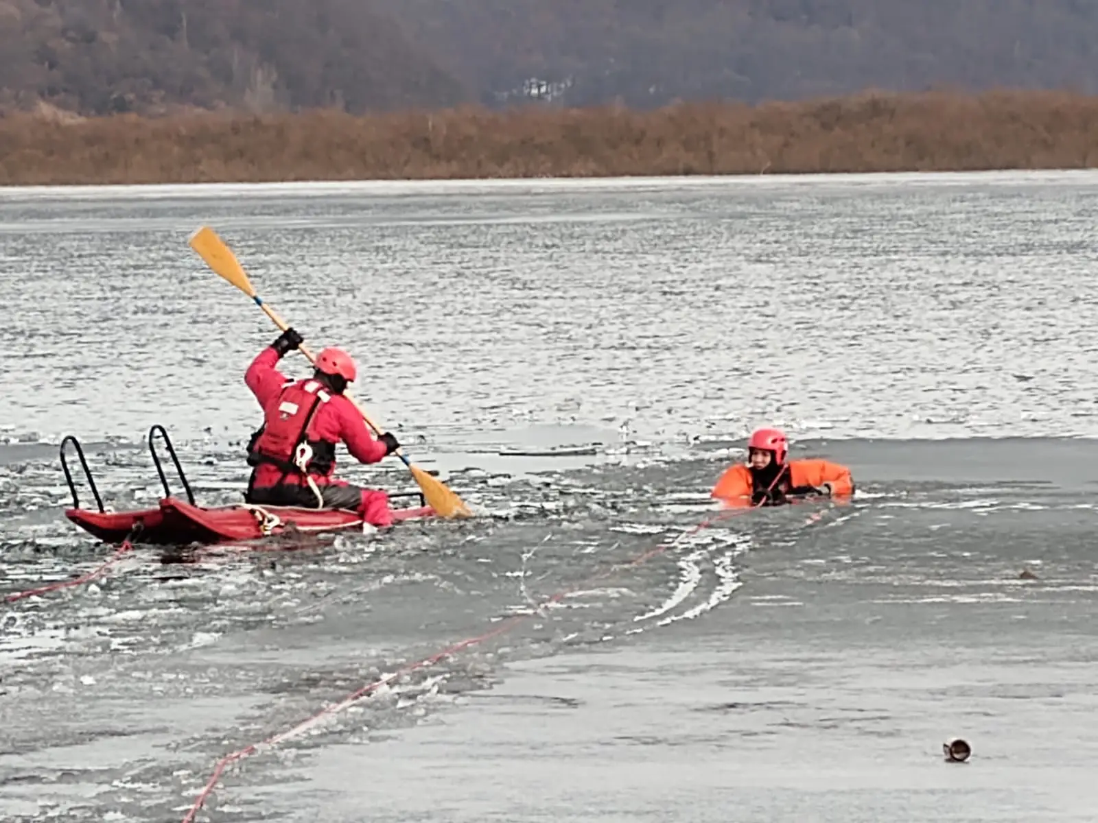 Sądecczyzna: Jednostki OSP odbyły ćwiczenia na zamarzniętych akwenach wodnych