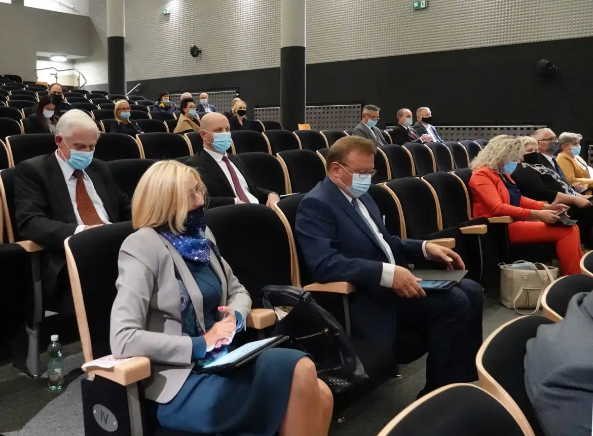 O inwestycjach i remontach zniszczonych wskutek powodzi dróg, na Sesji Rady Powiatu Nowosądeckiego