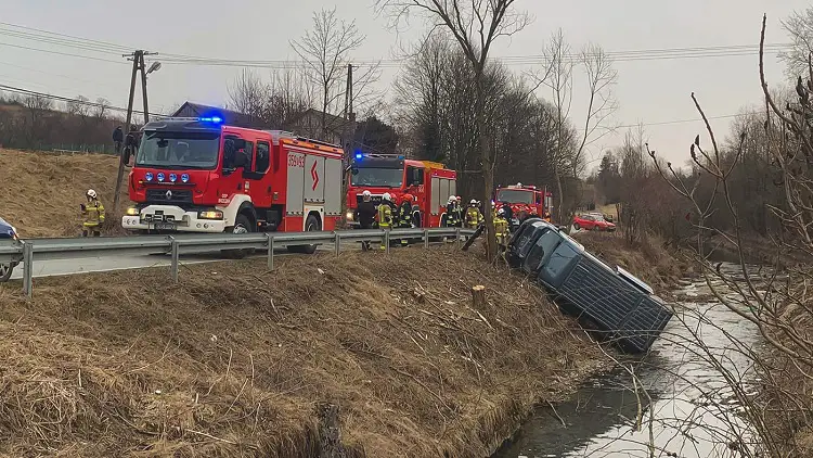 Gostwica: Fiat Ducato wypadł z drogi i uderzył w drzewo. Kobieta z trójką dzieci trafiła do szpitala