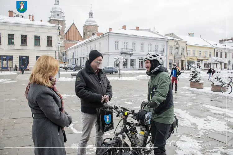 Paweł Małaszko okrąży całą Polskę na rowerze. Przy okazji wspiera WOŚP – dziś był w Nowym Sączu