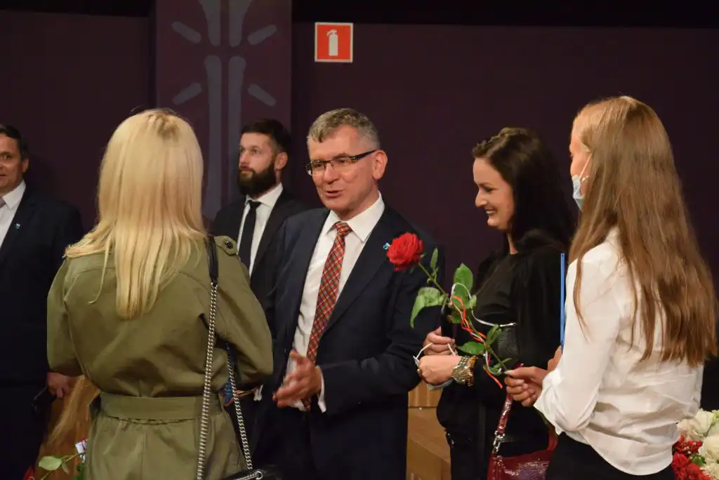 Burmistrz Jacek Lelek przyznał stypendia młodym starosądeczanom