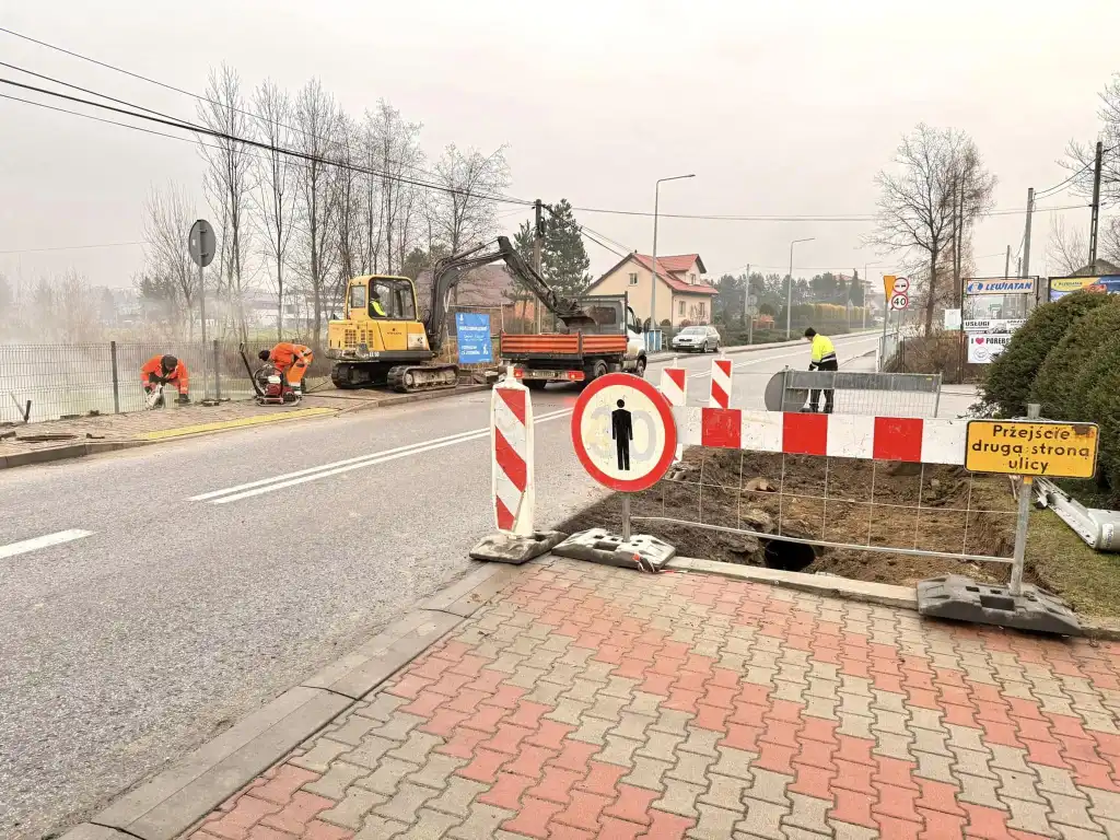 Kolejna inwestycja w Porębie Małej. Nowe przejście i oświetlenie