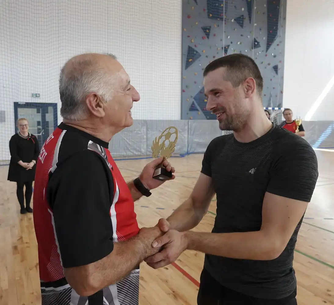 Halowy turniej piki nożnej służb mundurowych i samorządowych. Drużyna z Kamionki Wielkiej z pucharem