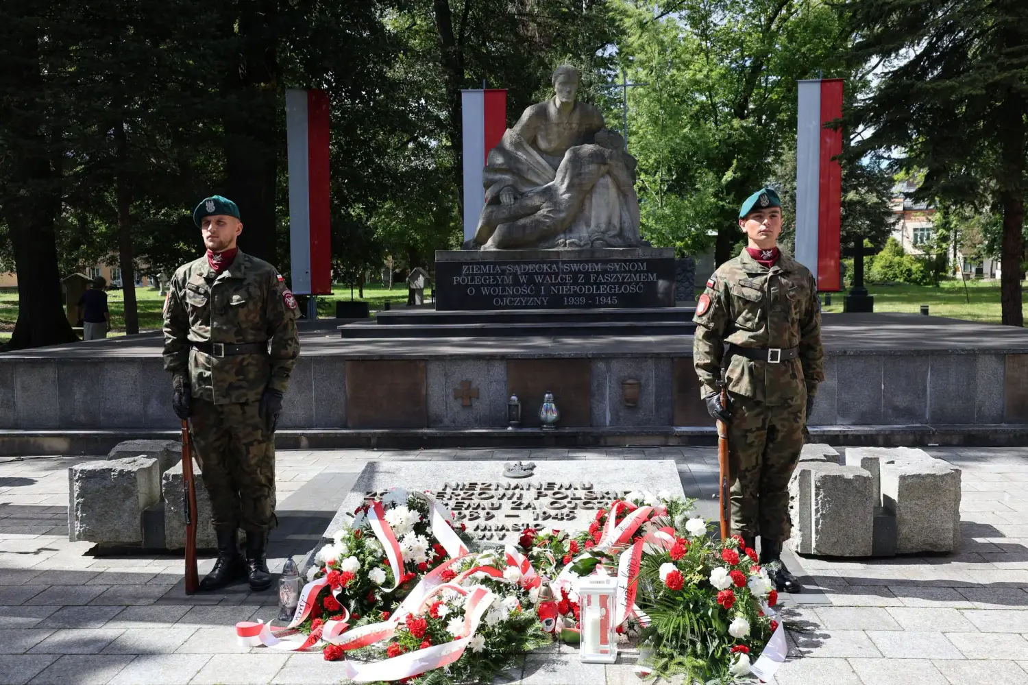 Nowy Sącz uczcił 87. rocznicę wybuchu II wojny światowej. Kwiaty i znicze pod Sądecką Pietą