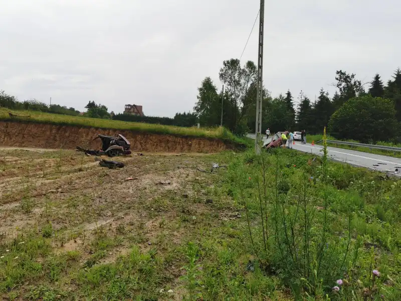 Wypadek w Librantowej. Samochód rozerwało na dwie części