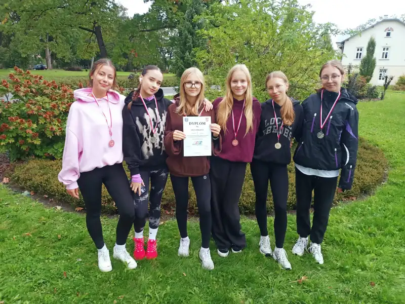 Sportowe emocje w Lipinkach. Młodzież rywalizowała w biegach przełajowych