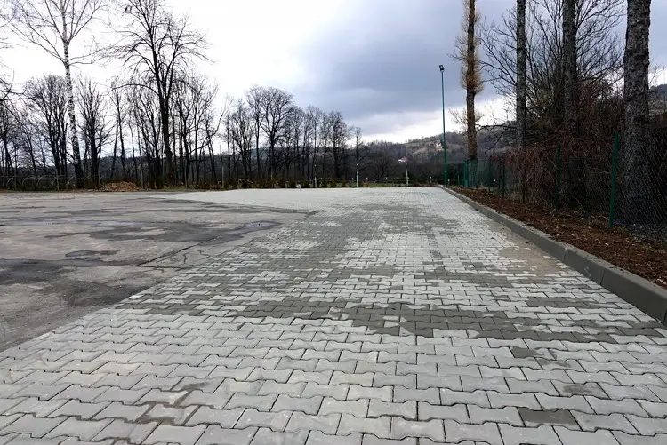 Zakończył się remont wjazdu na teren Zespołu Szkół Ponadpodstawowych w Nawojowej
