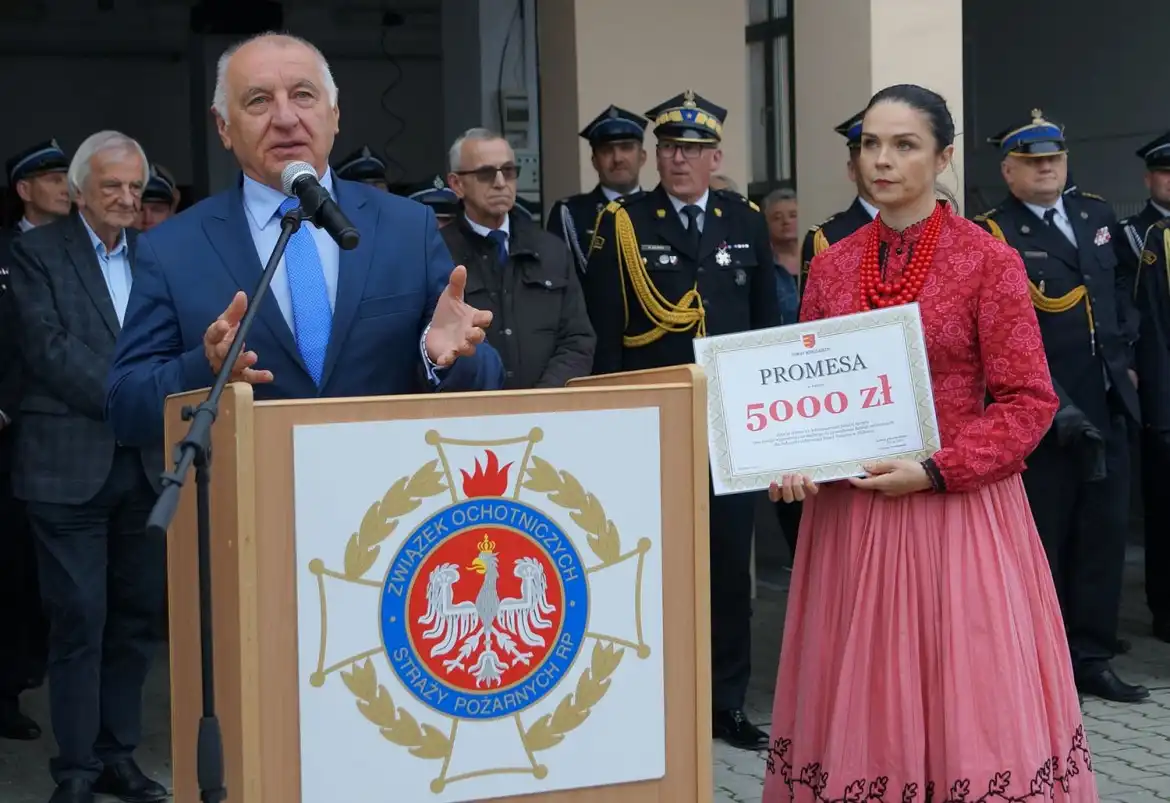 OSP Niskowa ma nowy samochód ratowniczo-gaśniczy. Strażacy otrzymali również promesę na zakup sprzętu