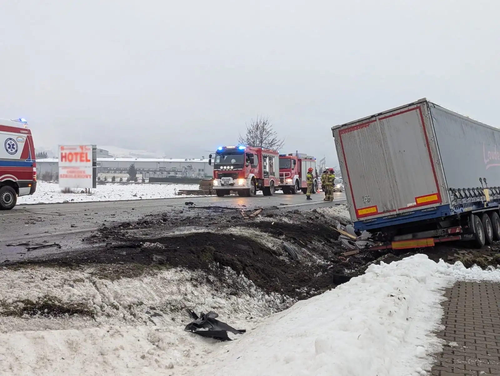 Tragiczny wypadek na DK75 w Łososinie Dolnej. Nie żyje kierowca osobówki