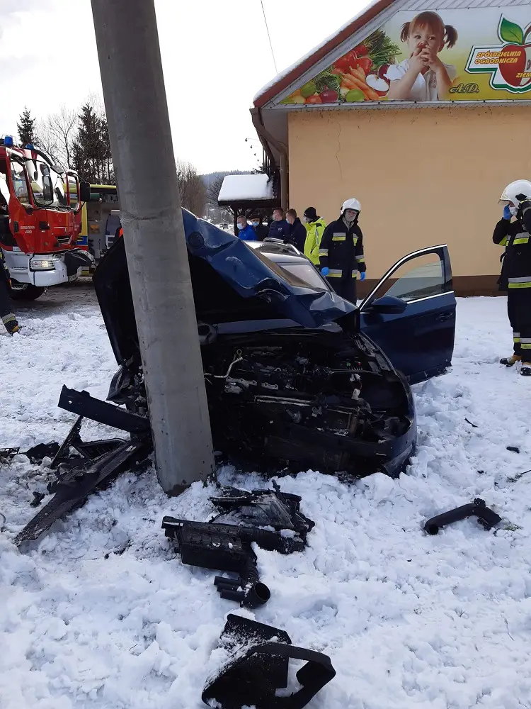 Wypadek w Zabrzeży. Osobówka wypadła z drogi i uderzyła w słup energetyczny