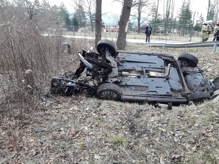 Wypadek w Starym Sączu: Na ul. Piaski dachował Seat. Kierowca trafił do szpitala