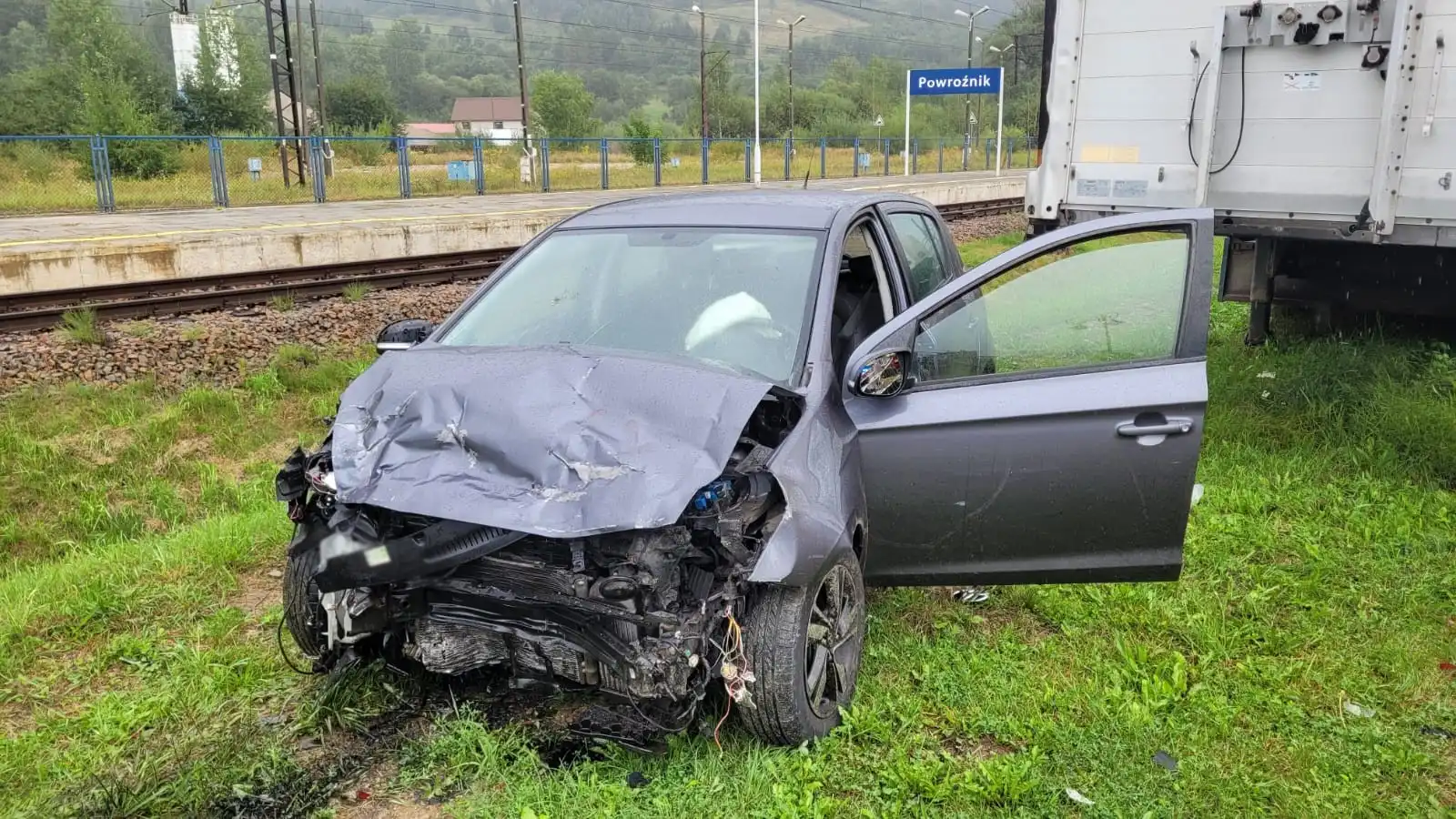 Wypadek w Powroźniku. Zderzyły się dwie osobówki. Trzy osoby trafiły do szpitala