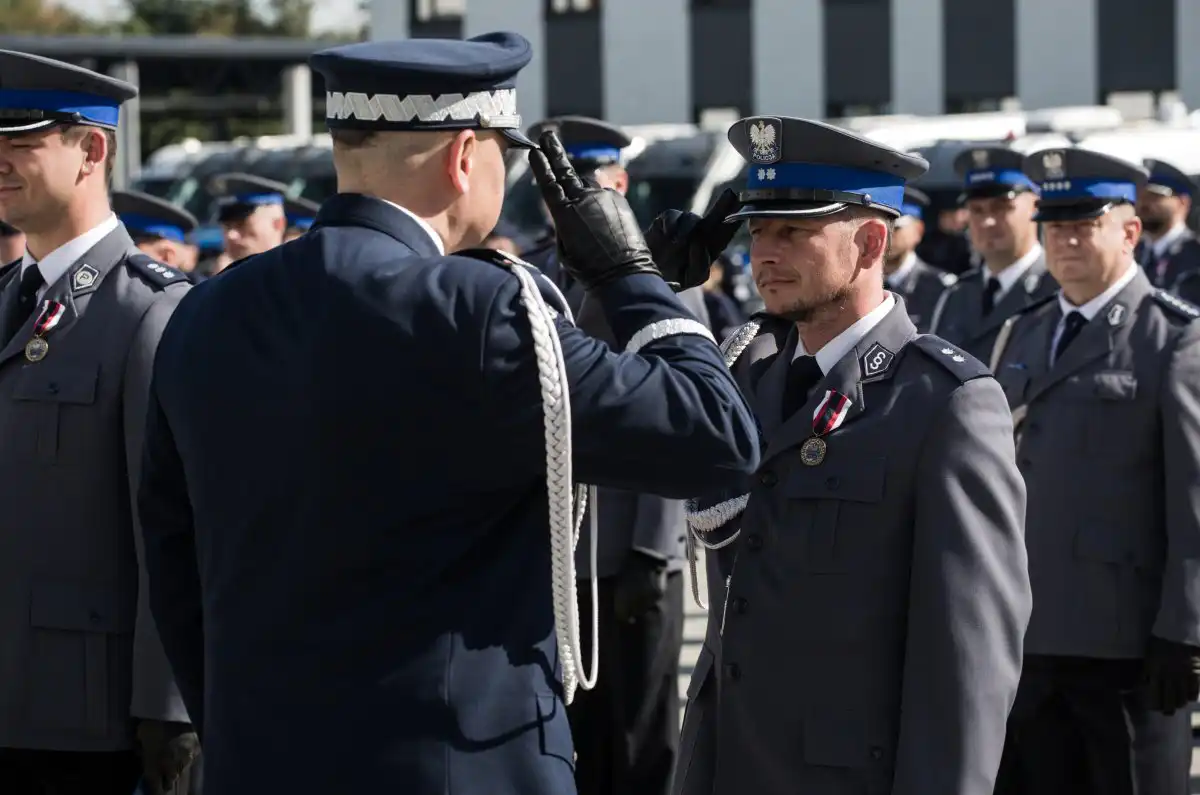 Zasłużeni sądeccy policjanci wyróżnieni. Burmistrz Starego Sącza Jacek Lelek z Medalem za Zasługi dla Policji