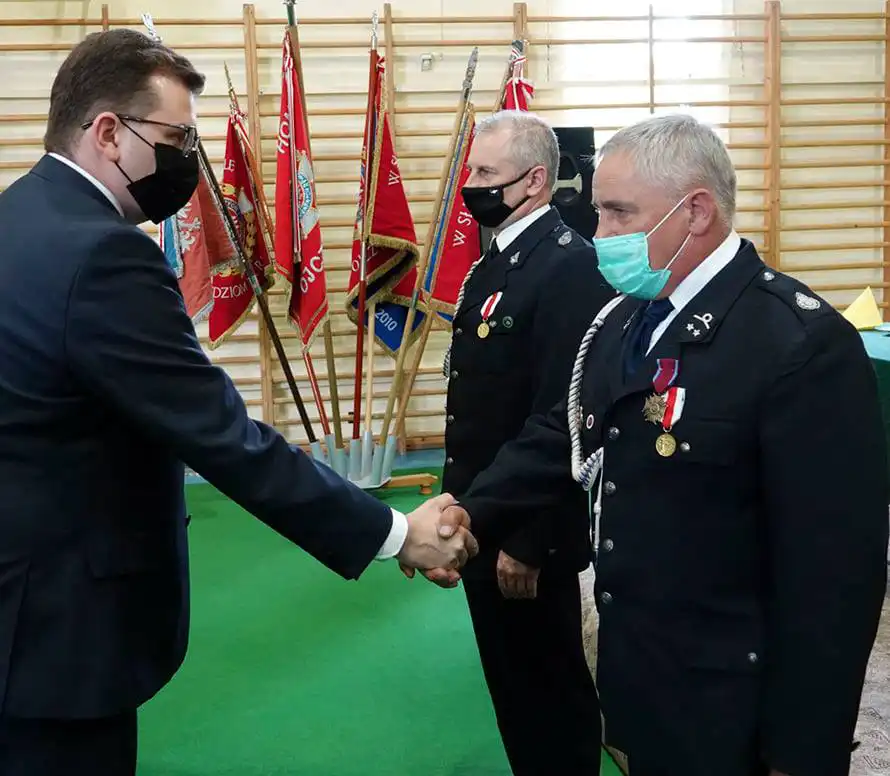 Strażacy z terenu miasta i gminy Grybów z promesą na zakup sprzętu