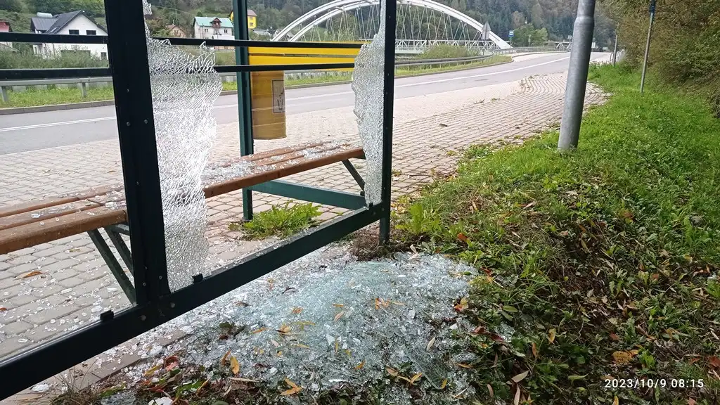Muszyna: 37-latek podjeżdżał samochodem do przystanków i rozbijał szyby