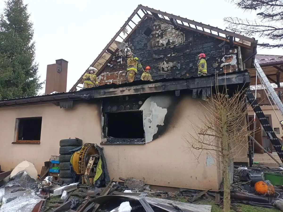 Pożar garażu w Gaboniu.  Zagrożony rozprzestrzenieniem się ognia był dom