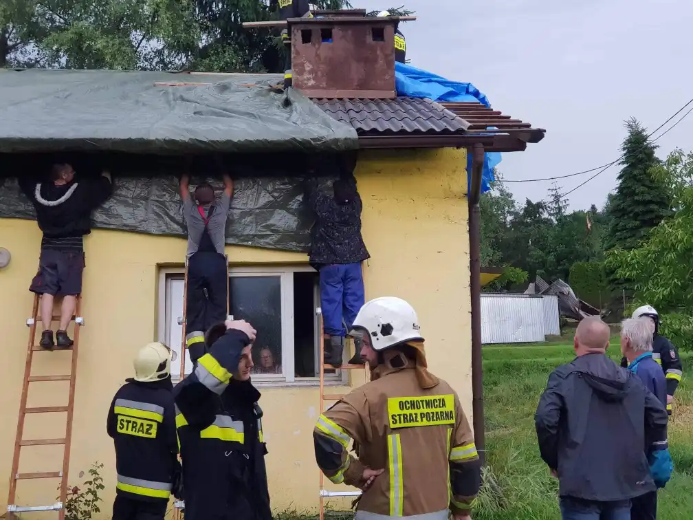 Do mieszkańców gminy Korzenna poszkodowanych wskutek trąby powietrznej trafiło już blisko 113 tys. zł