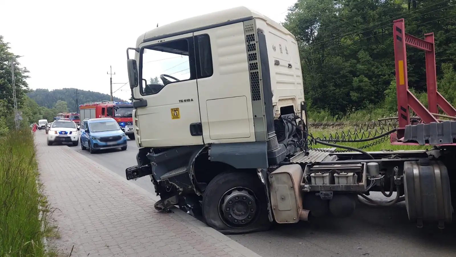 Wypadek w Jamnicy. Ciężarówka zderzyła się z osobówką. Jedna osoba trafiła do szpitala