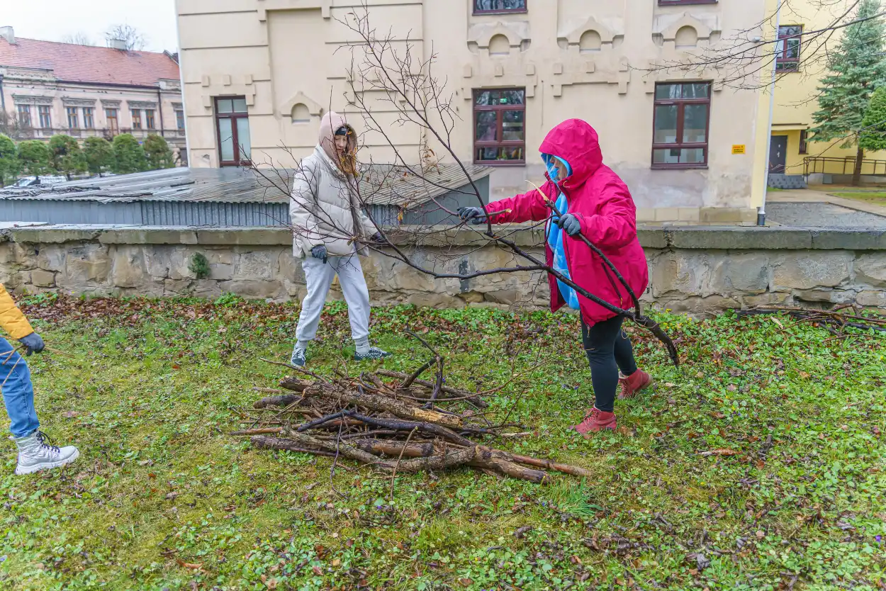 Wolontariusze po raz czwarty posprzątali Stary Cmentarz w Nowym Sączu