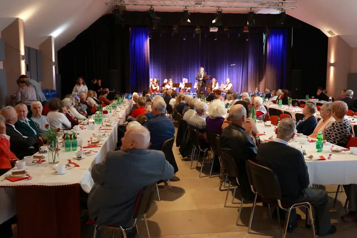 Gminny Dzień Seniora w Łososinie Dolnej. Wspólne świętowanie pokoleń