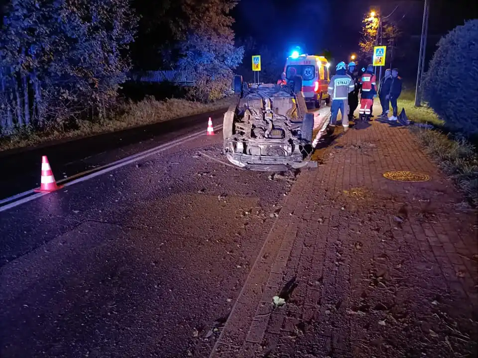 Wypadek w Grybowie. Dachowała osobówka
