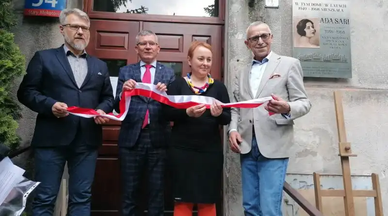 Na Mokotowie w Warszawie znajduje się tablica pamiątkowa poświęcona Adzie Sari