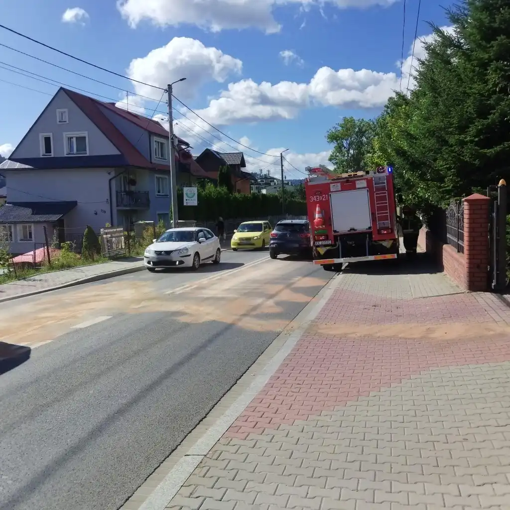 Strażacy usuwali olej hydrauliczny rozlany na drodze w Krynicy Zdroju i gasili samochód w Krzyżówce